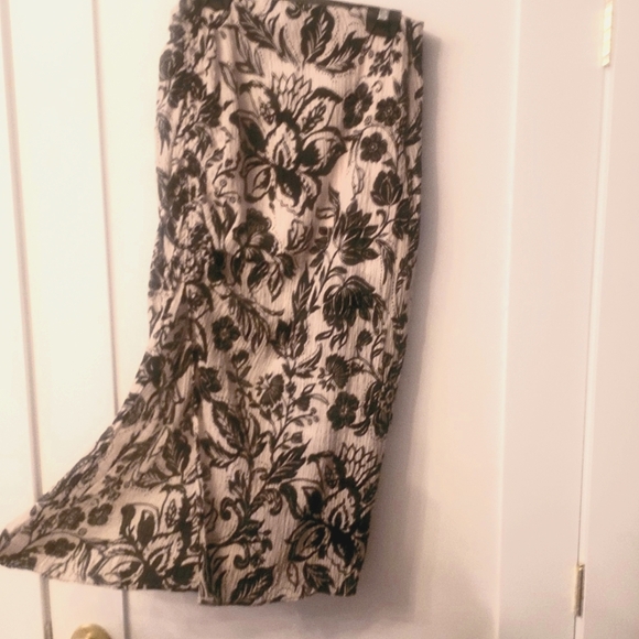 Zara midi thigh slit upper thigh ruching and floral waffled type fabric size med - Picture 2 of 3